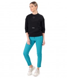 Tinuta smart/casual cu pantaloni pana si bluza tip hanorac