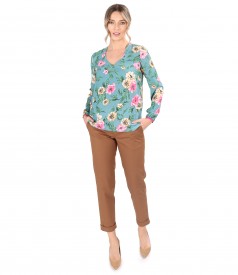 Tinuta eleganta cu bluza lejera din viscoza imprimata cu pantaloni din bumbac