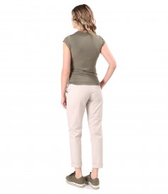 Tinuta casual cu pantaloni din bumbac si bluza cu falduri
