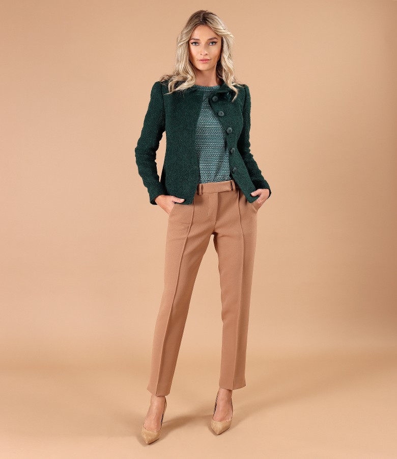 Tinuta office cu pantaloni pana din stofa elastica groasa cu sacou din bucle