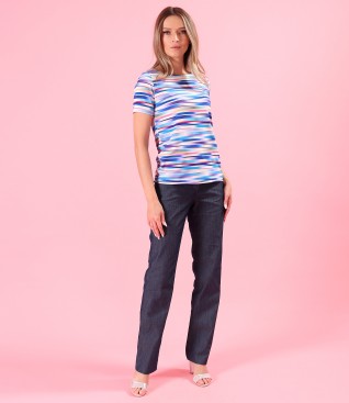 Tinuta smart casual cu bluza din jerse cu dungi si pantaloni drepti tip denim