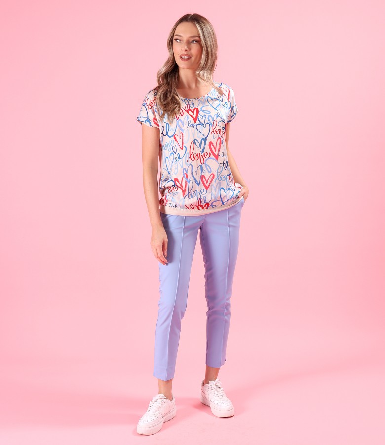 Tinuta smart casual cu pantaloni pana din bumbac elastic si bluza lejera cu fata din satin de viscoza
