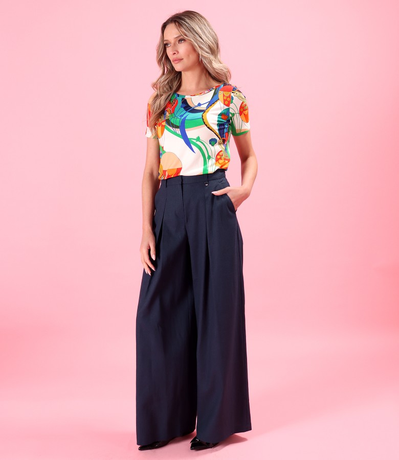 Tinuta smart casual cu pantaloni largi si bluza din jerse elastic imprimat