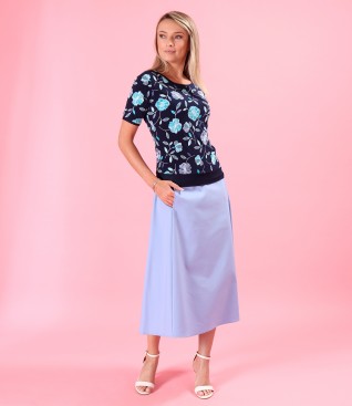 Tinuta eleganta cu fusta semiclos si bluza din jerse elastic imprimat in relief